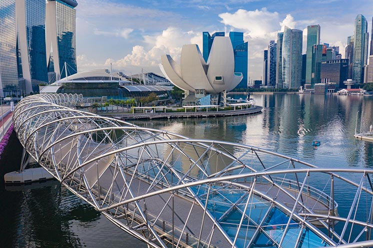 Пішохідний міст Helix Bridge в Сінгапурі Пішохідний міст Helix Bridge в Сінгапурі