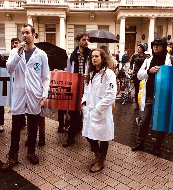 Вчені, члени руху Extinction Rebellion на акції протесту біля Лондонського Музею науки в Кенсінгтоні Вчені, члени руху Extinction Rebellion на акції протесту біля Лондонського Музею науки в Кенсінгтоні